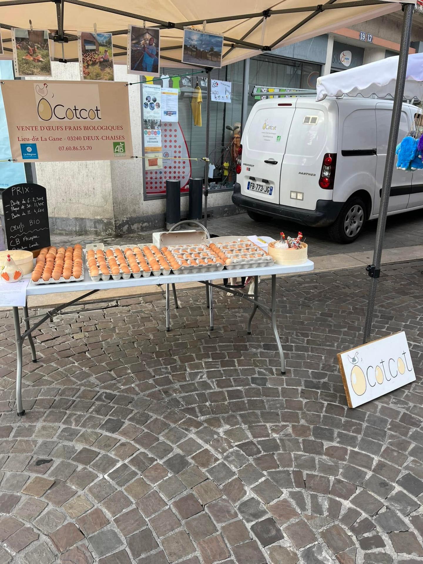 Stand O'CotCot sur le marché avec plaques d'œufs frais